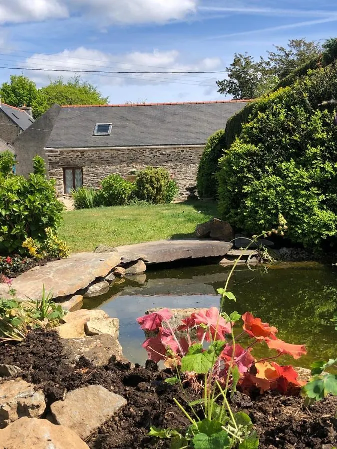 The Lotus. Romantic, Rural Hideaway Near Huelgoat Loqueffret