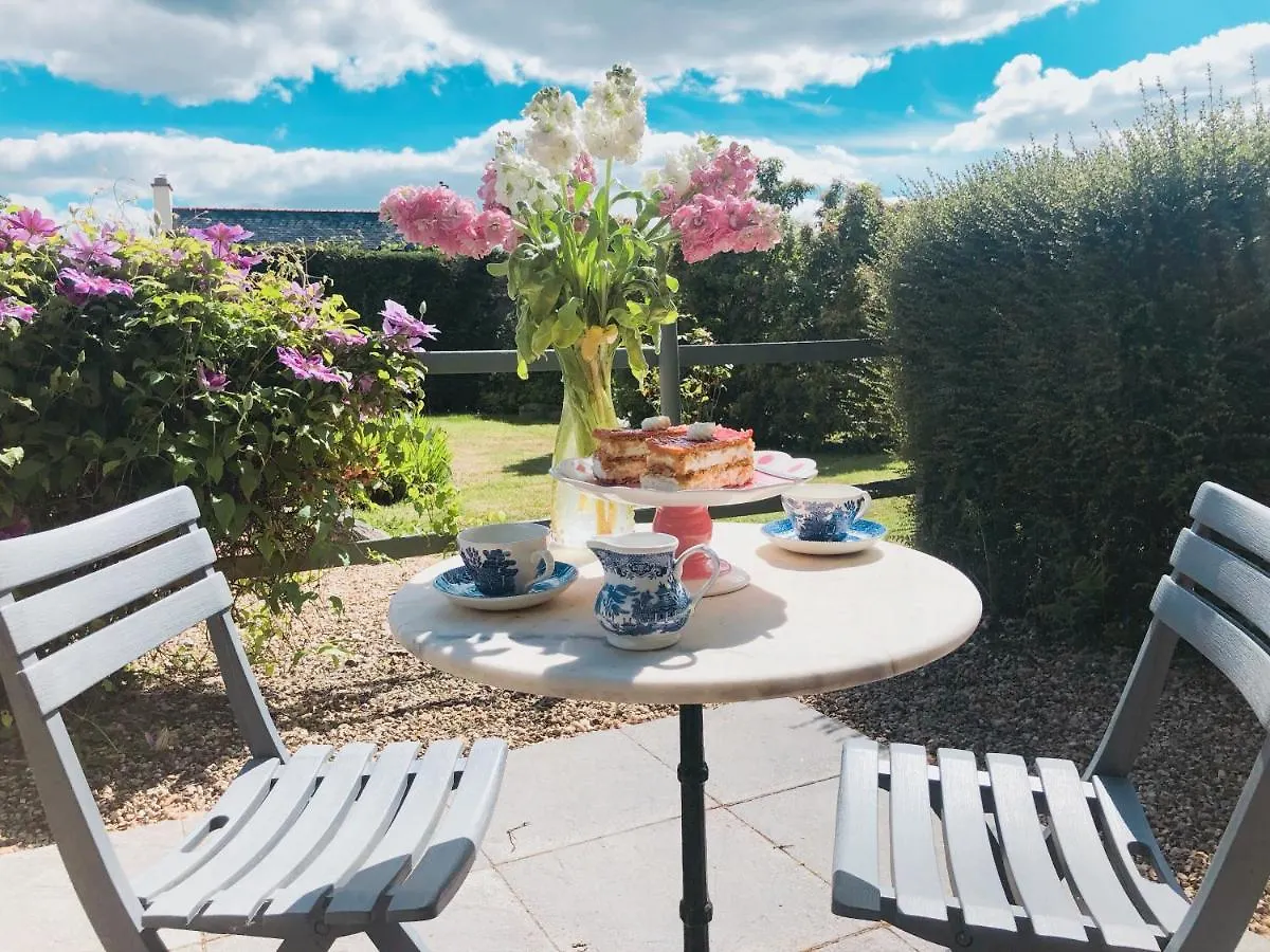 Holiday home The Lotus. Romantic, Rural Hideaway Near Huelgoat Loqueffret France