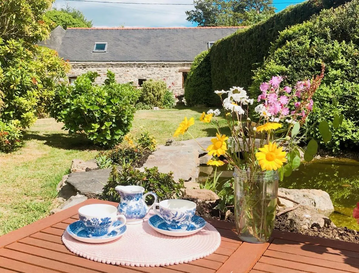 The Lotus. Romantic, Rural Hideaway Near Huelgoat Loqueffret France