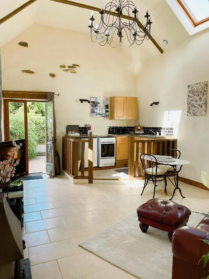 The Lotus. Romantic, Rural Hideaway Near Huelgoat Loqueffret Holiday home